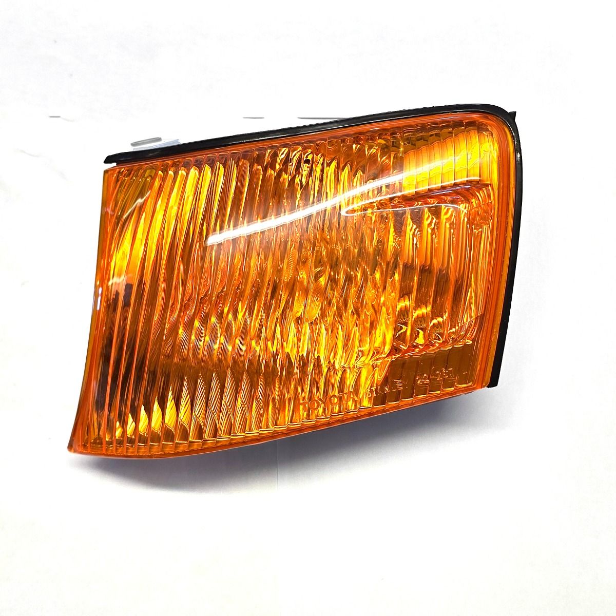 Genuine Toyota  Front LH Indicator Signal Lamp - Part Number: 81521-22440